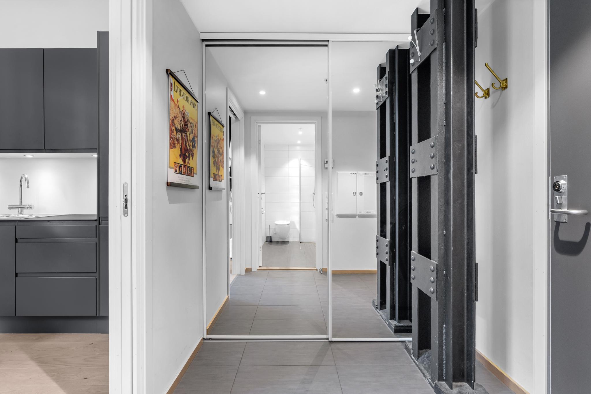 God oppbevaringsplass med skyveskap med speilfronter.

